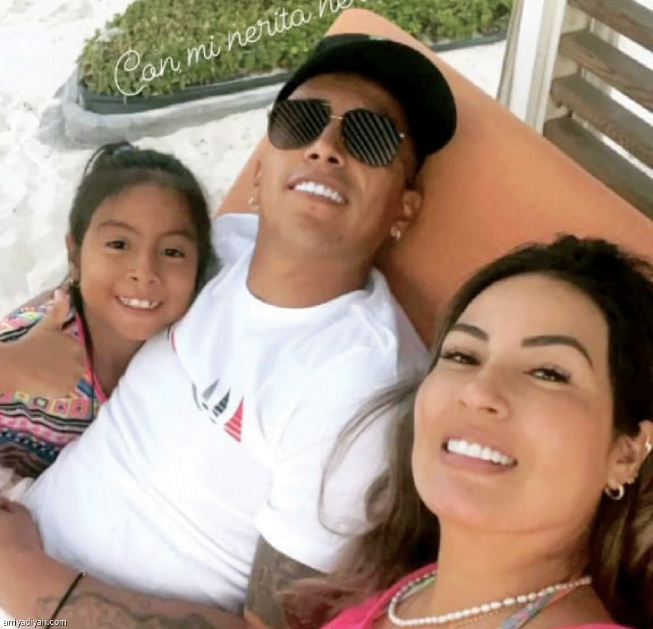 «إنستجرام» 
توثق إجازة الأجانب