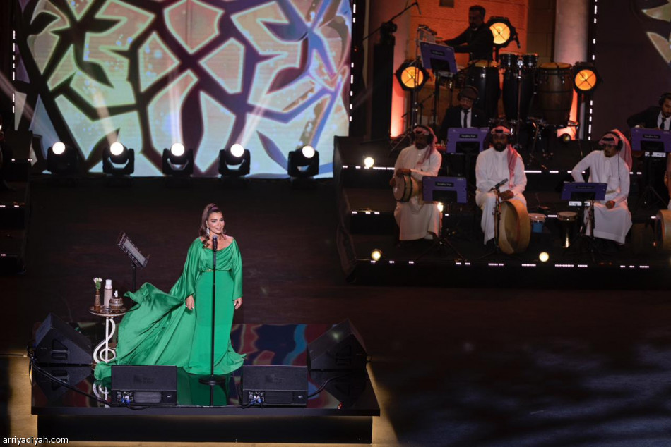 أصالة تحرك جمهور مسرح البواردي بـ«شو هالشقراء بتجنن»