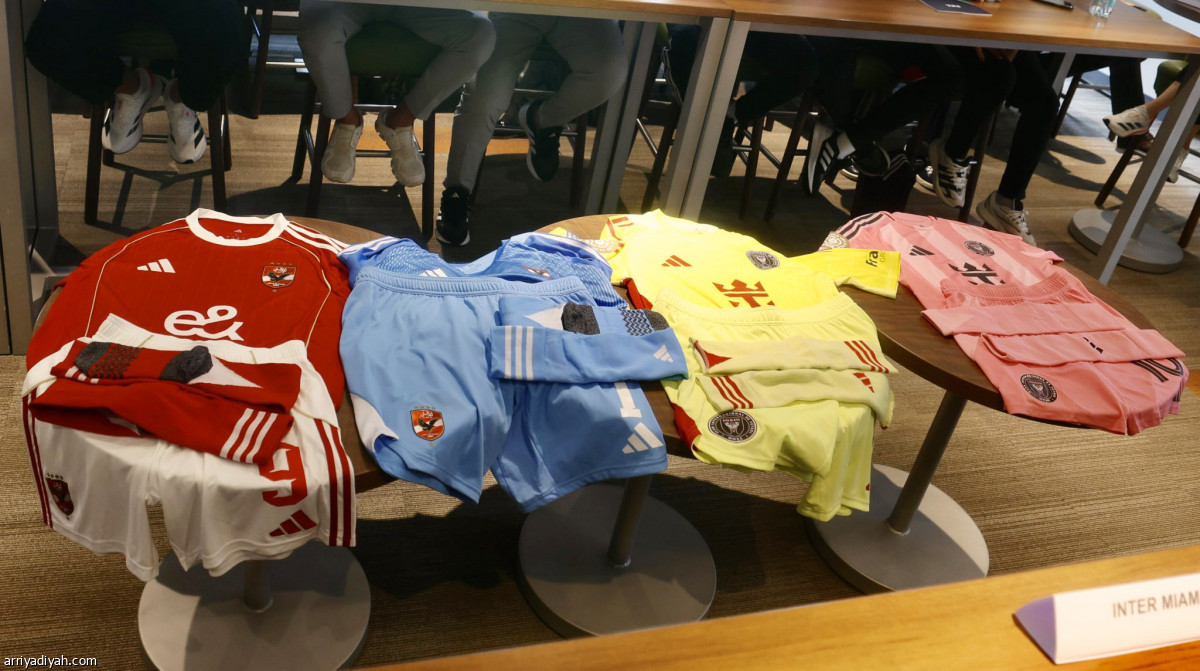 الأهلي بـ «الأحمر»