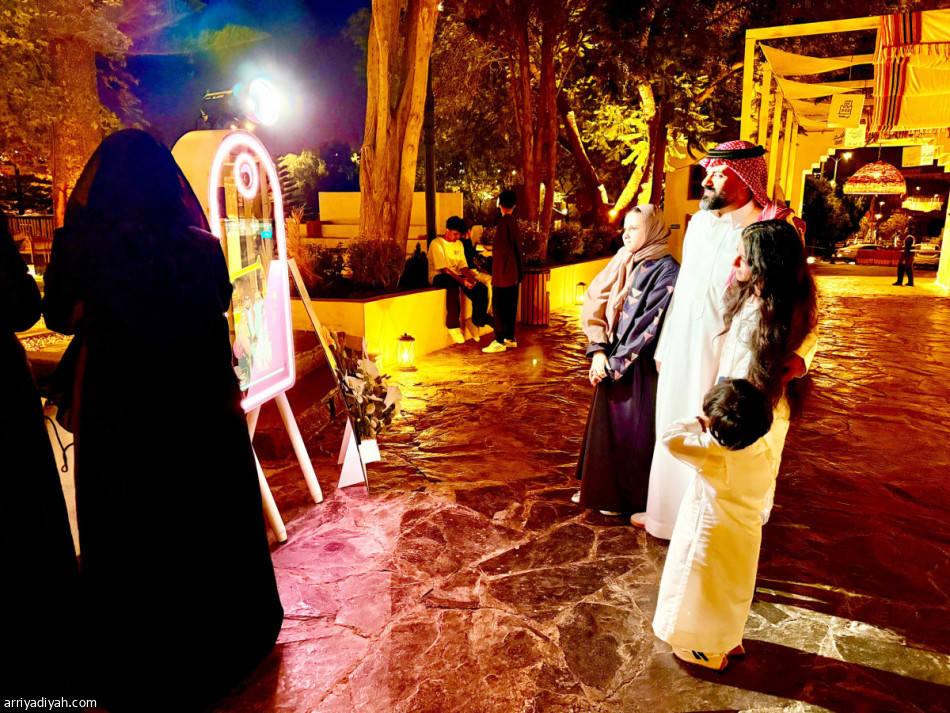 بـ 20 ريالا ومرآة سحرية.. شقيقتان تُبهران زوار المفتاحة