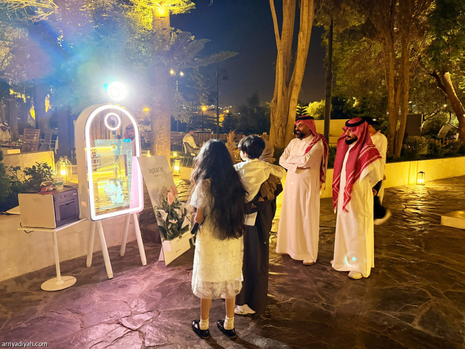 بـ 20 ريالا ومرآة سحرية.. شقيقتان تُبهران زوار المفتاحة