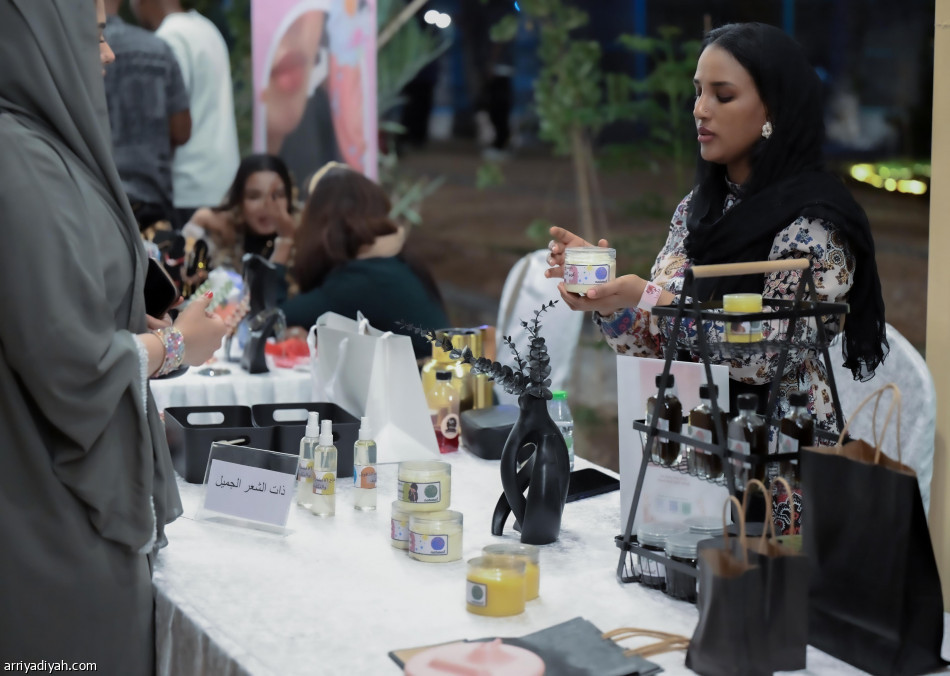 «طقتنا».. نقش حناء ومأكولات سودانية