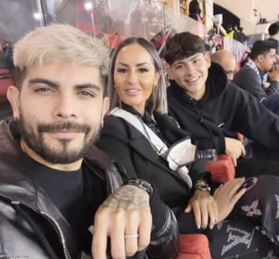 منصات النجوم 
توثق الحضور والأجواء