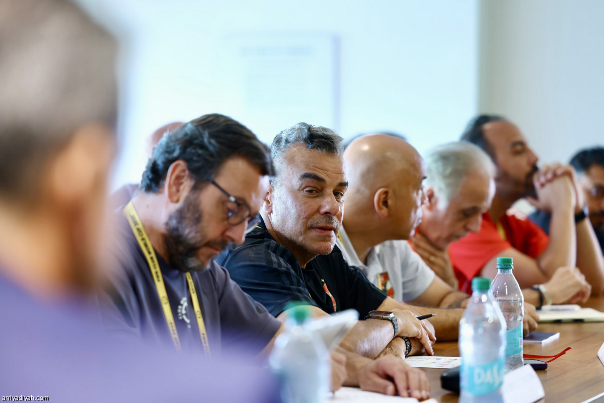 الأهلي بـ «الأحمر»